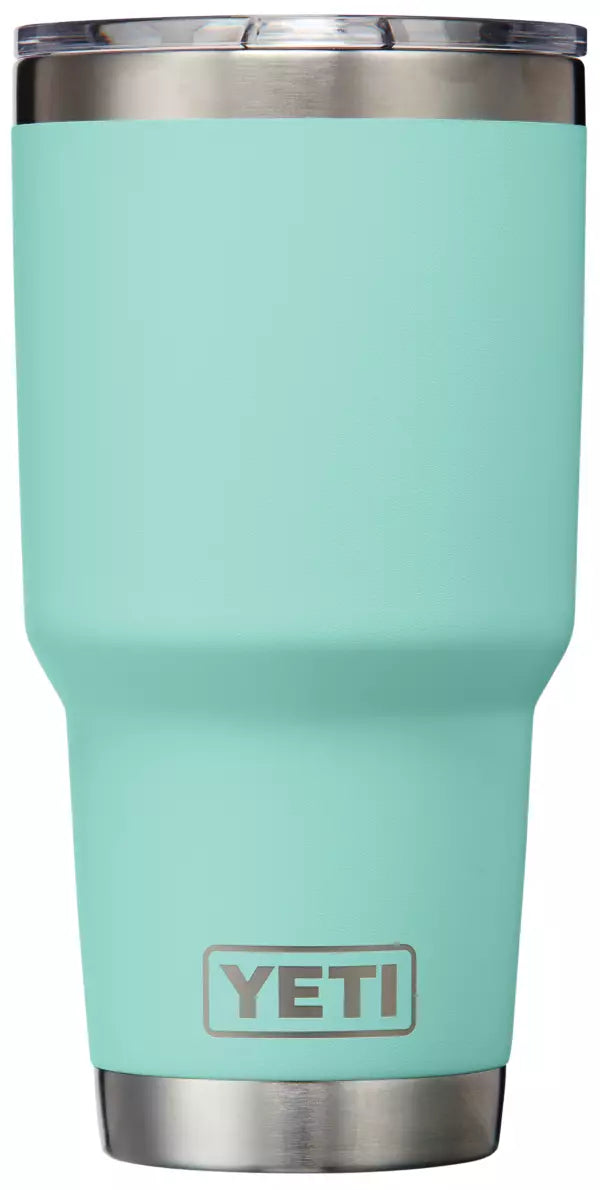 Yeti 30oz tumbler, colores clásicos.